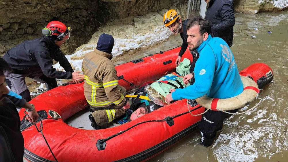 Nöbetten çıkmışlardı: Felaketi yaşadılar! 30 metrelik kanyonda can pazarı