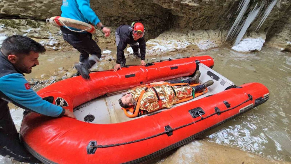 Nöbetten çıkmışlardı: Felaketi yaşadılar! 30 metrelik kanyonda can pazarı