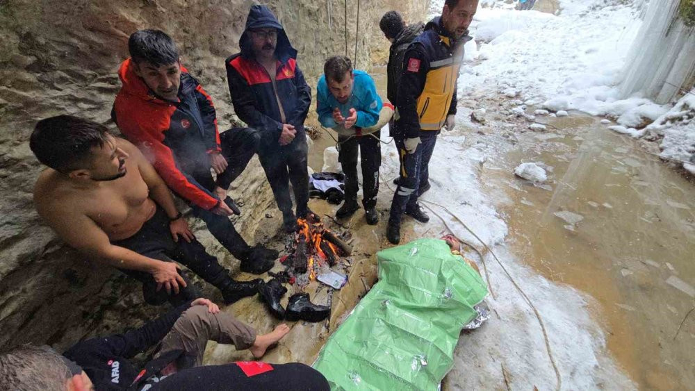 Nöbetten çıkmışlardı: Felaketi yaşadılar! 30 metrelik kanyonda can pazarı