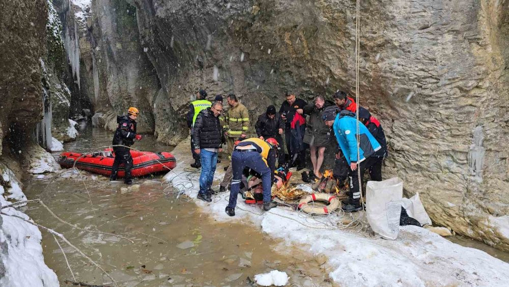 Nöbetten çıkmışlardı: Felaketi yaşadılar! 30 metrelik kanyonda can pazarı