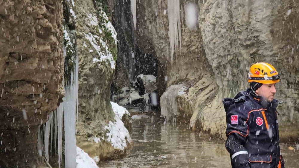 Nöbetten çıkmışlardı: Felaketi yaşadılar! 30 metrelik kanyonda can pazarı
