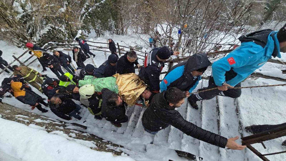 Nöbetten çıkmışlardı: Felaketi yaşadılar! 30 metrelik kanyonda can pazarı