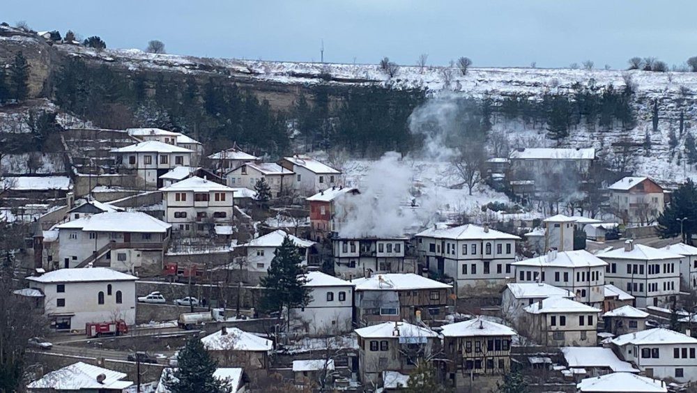 Safranbolu'da tarihi konak alevlere teslim oldu! 5 kişi hastaneye kaldırıldı