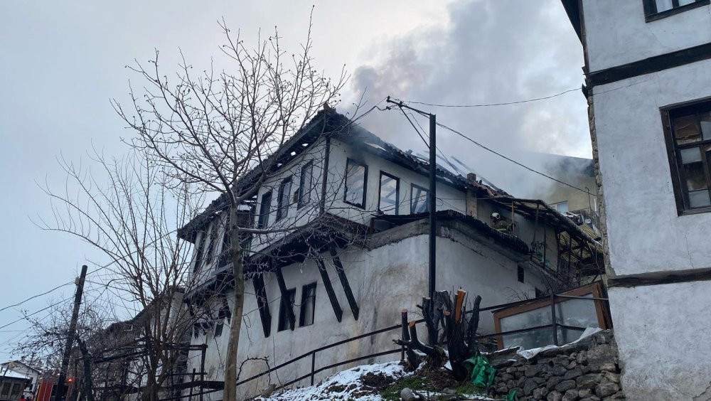 Safranbolu'da tarihi konak alevlere teslim oldu! 5 kişi hastaneye kaldırıldı