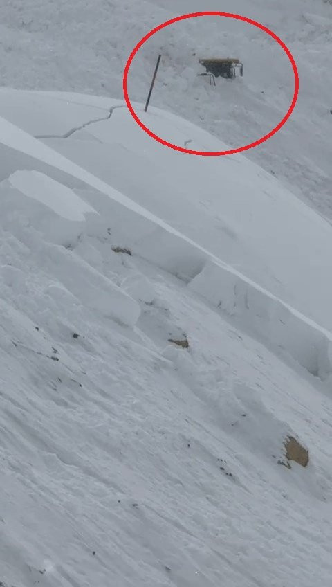 Şırnak’ta iş makinesinin üzerine çığ düştü: Operatör yaralı