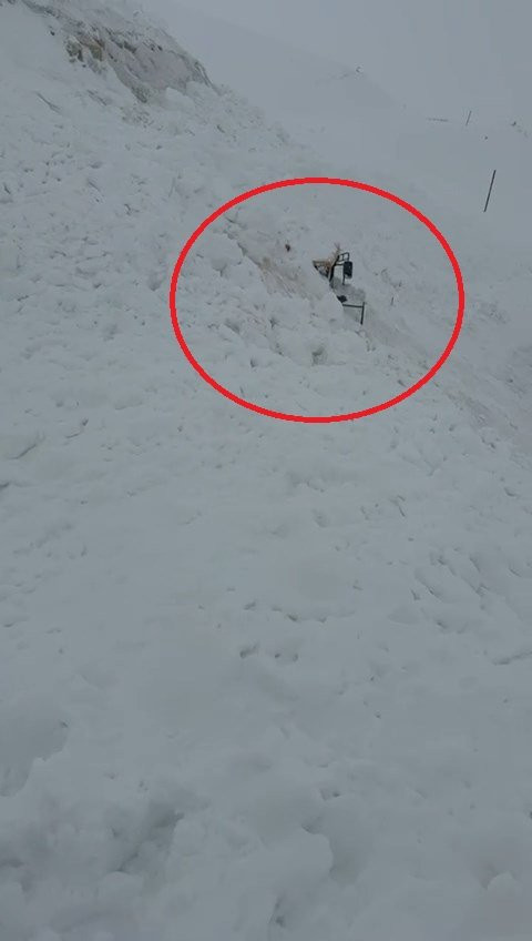 Şırnak’ta iş makinesinin üzerine çığ düştü: Operatör yaralı