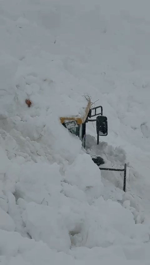 Şırnak’ta iş makinesinin üzerine çığ düştü: Operatör yaralı
