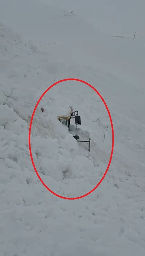 Şırnak’ta iş makinesinin üzerine çığ düştü: Operatör yaralı