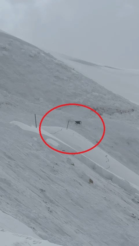 Şırnak’ta iş makinesinin üzerine çığ düştü: Operatör yaralı