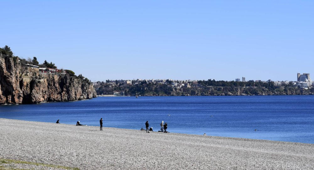 Soğuk hava Antalya'da da hissedildi! Sahiller boş kaldı