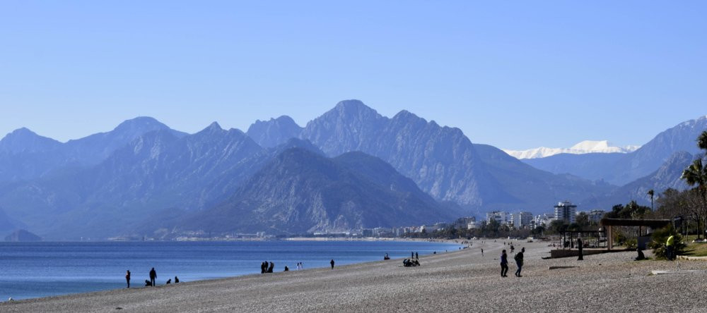 Soğuk hava Antalya'da da hissedildi! Sahiller boş kaldı