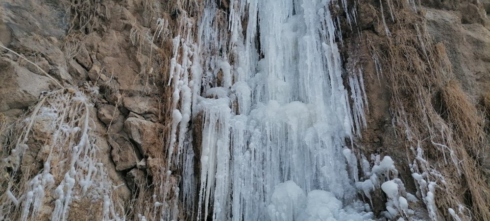 Amasya'da sıcaklık eksi 7'ye düştü: Su Atan ve Kaleköy şelalelerini buz tuttu
