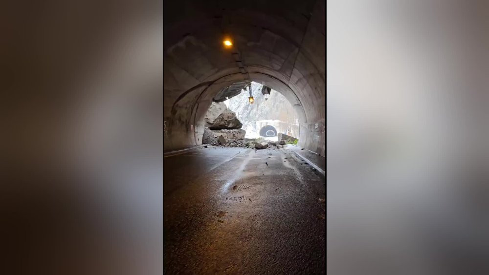 Artvin'de heyelan meydana geldi! Tünel trafiğe kapandı