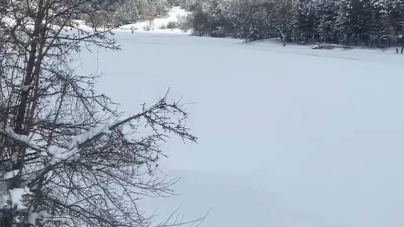 Karabük’te Ortakçılar Göleti'nin yüzeyi buz tuttu