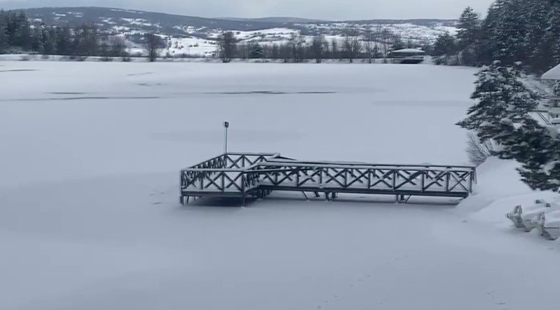 Karabük’te Ortakçılar Göleti'nin yüzeyi buz tuttu