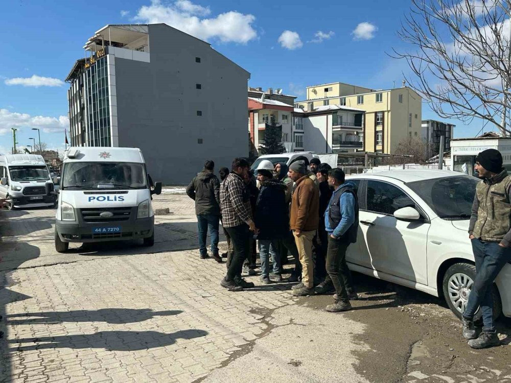 Malatya’da 'horlama' kavgasında 60 kişi birbirine girdi! Taşlar, sopalar havada uçtu...