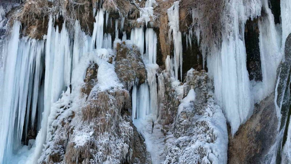 Buz tutan şelalede 2 metrelik buz sarkıtları oluştu