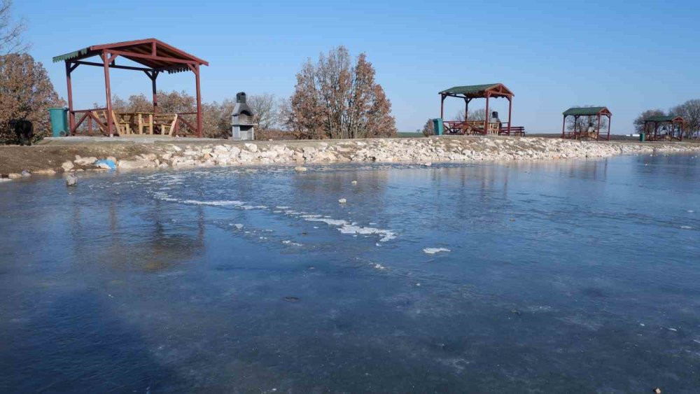 Hava sıcaklığı eksi 8 derece... Göletler buz kesti