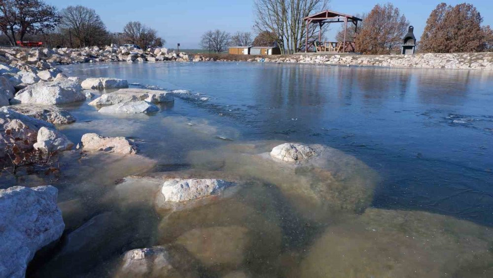 Hava sıcaklığı eksi 8 derece... Göletler buz kesti