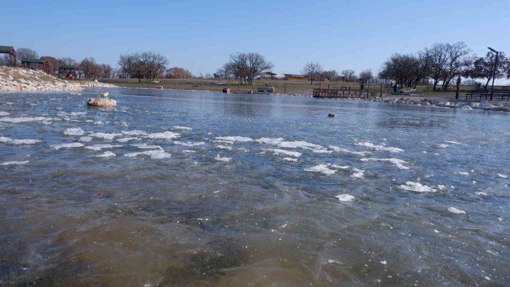 Hava sıcaklığı eksi 8 derece... Göletler buz kesti