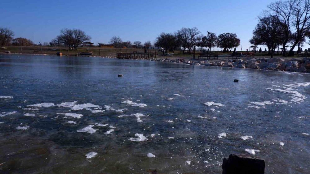 Hava sıcaklığı eksi 8 derece... Göletler buz kesti