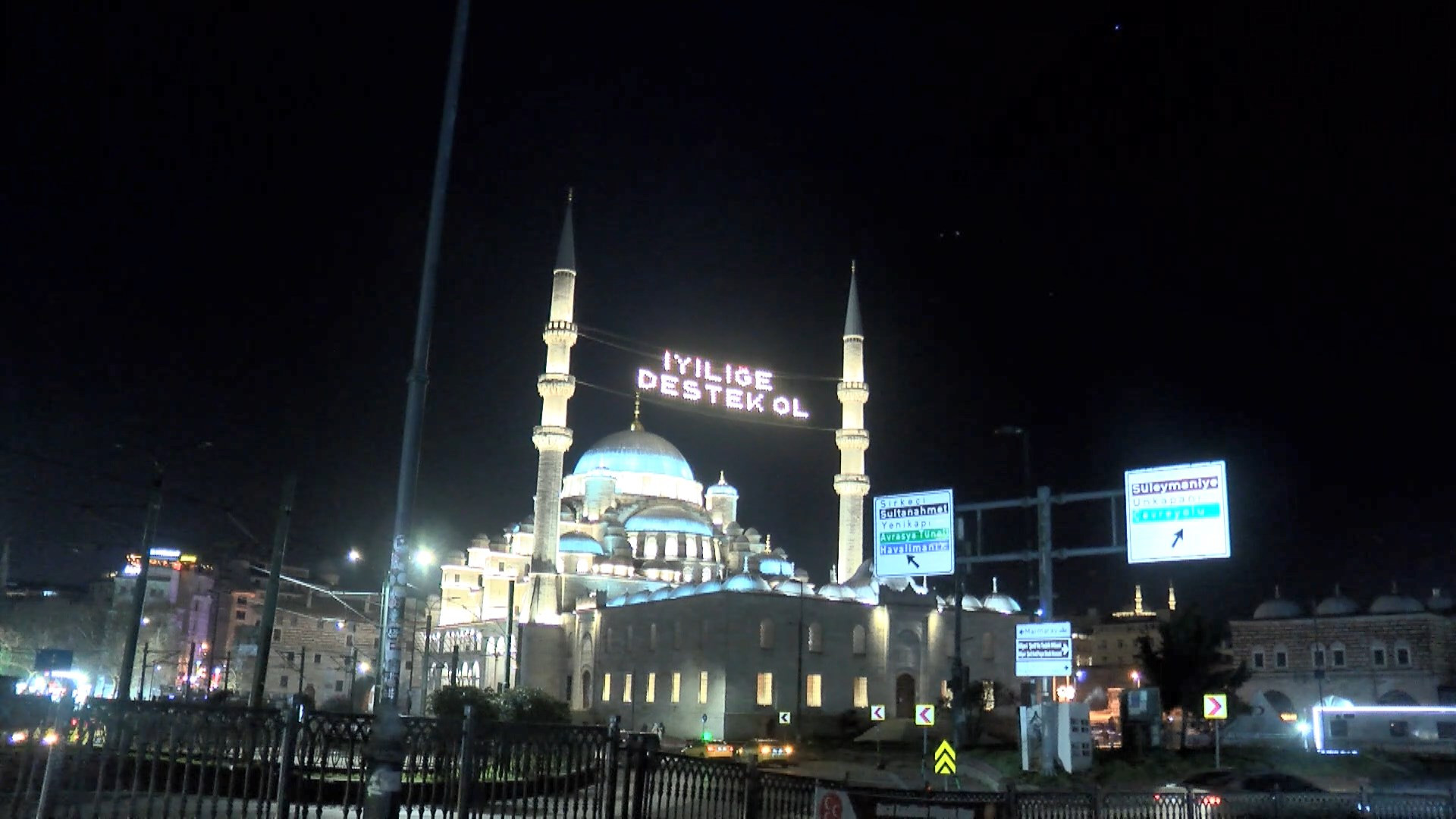istanbul-ramazan-ayinin-simgesi-mahyal-582785-172477.jpg
