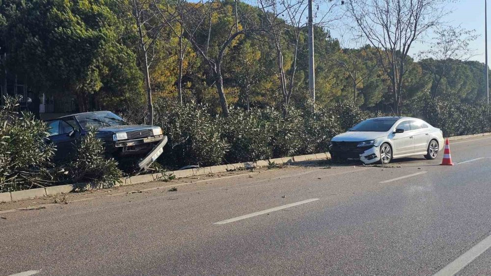 Bandırma'da kaygan yolda zincirleme kaza