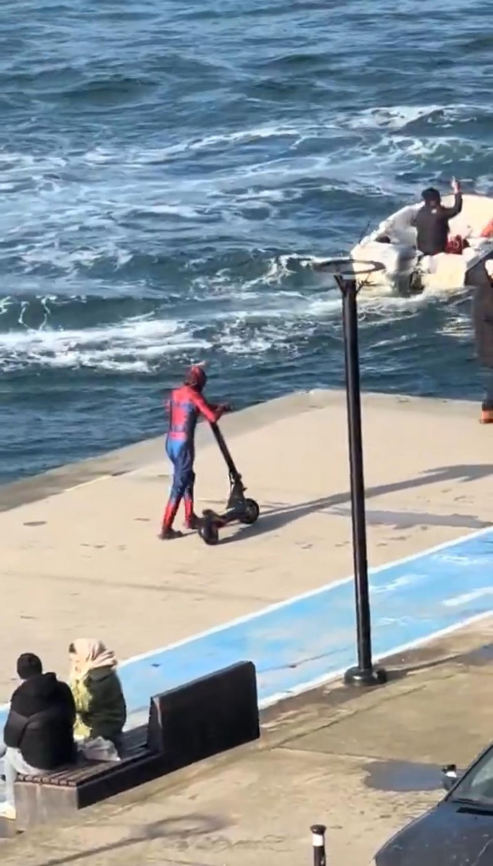 Batman sörf, Spider Man skuter kullanmıştı... Kahramanlar yaşadıkları o anları anlattı