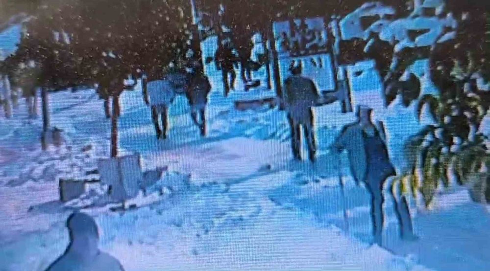 Buzlu zeminde düşüp hayatını kaybetti! O anlar anbean kaydedildi