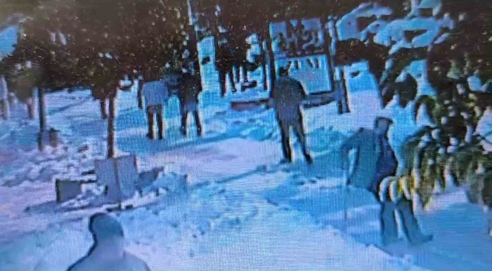 Buzlu zeminde düşüp hayatını kaybetti! O anlar anbean kaydedildi