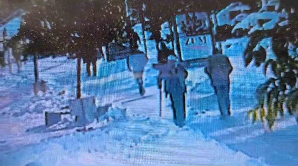 Buzlu zeminde düşüp hayatını kaybetti! O anlar anbean kaydedildi