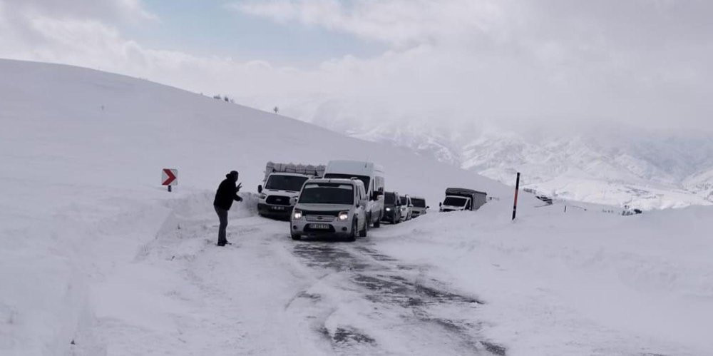 Kar ve tipi yolda mahsur kaldılar! Ekipler harekete geçti