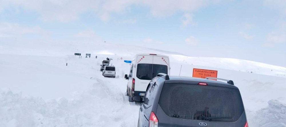 Kar ve tipi yolda mahsur kaldılar! Ekipler harekete geçti