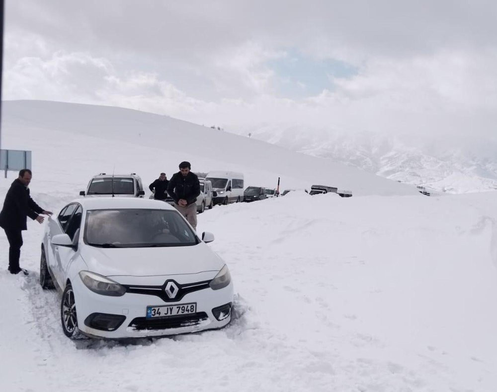 Kar ve tipi yolda mahsur kaldılar! Ekipler harekete geçti