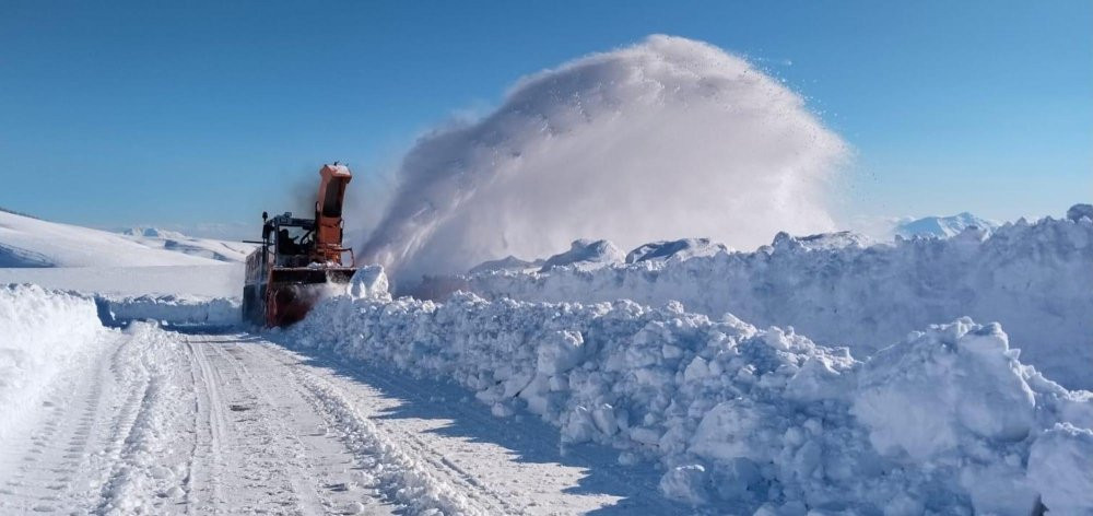 Kar ve tipi yolda mahsur kaldılar! Ekipler harekete geçti