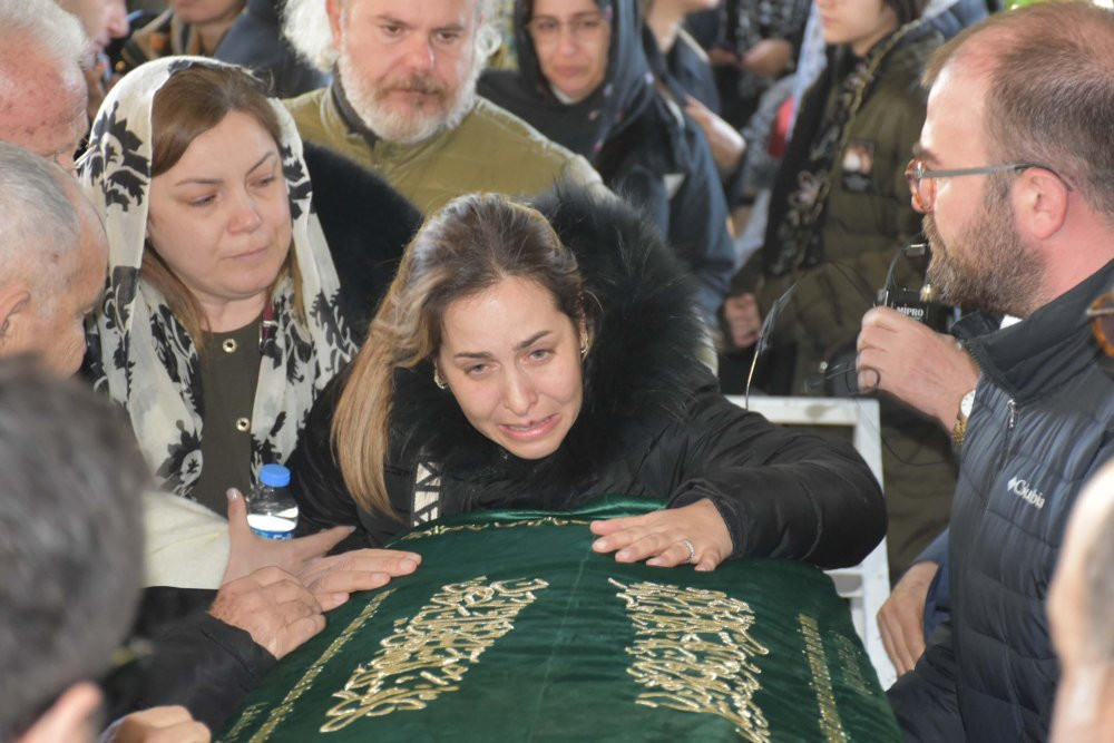 Ünlü iş insanı Mehmet Kazım Sertdemir ve eşine kızlarından son veda! Feci kazada hayatları kaybetmişlerdi
