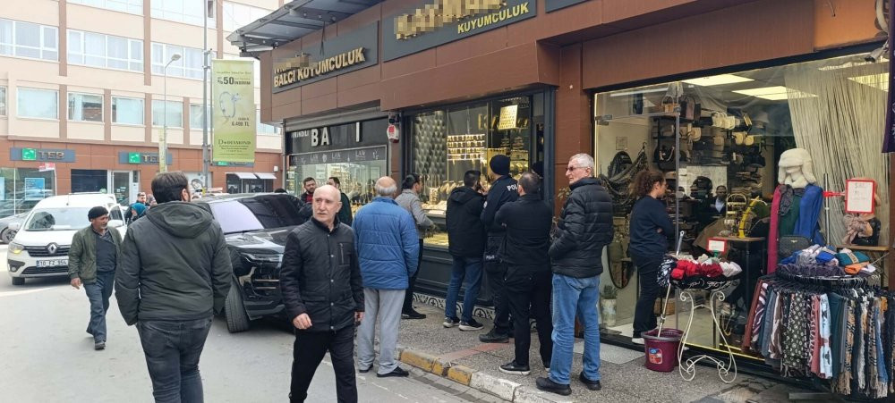 Balıkesir'de film gibi soygun! Maske ve silahla geldi, vitrindeki altınları alıp gitti