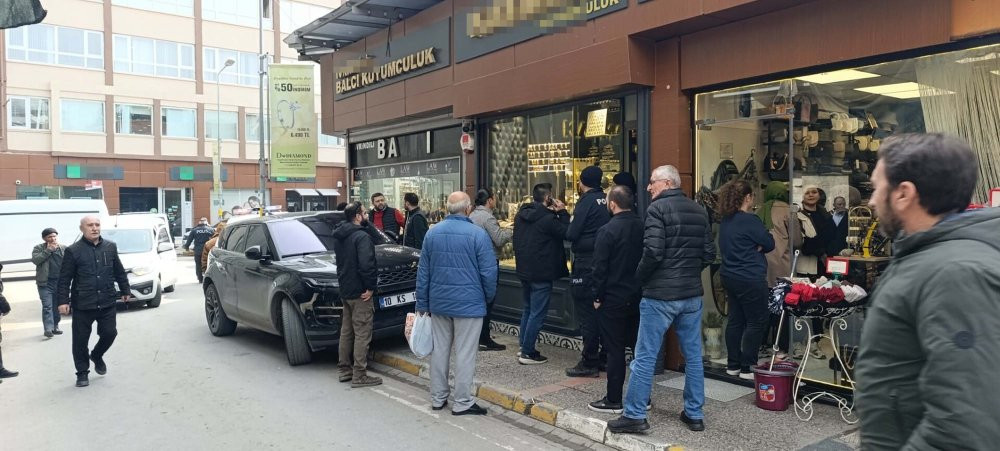 Balıkesir'de film gibi soygun! Maske ve silahla geldi, vitrindeki altınları alıp gitti
