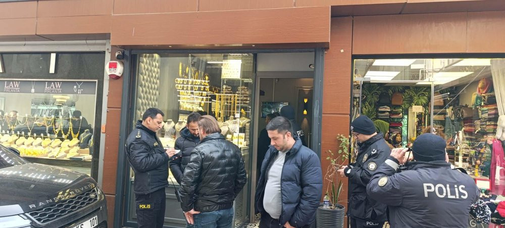 Balıkesir'de film gibi soygun! Maske ve silahla geldi, vitrindeki altınları alıp gitti