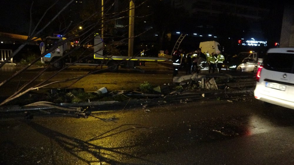 İzmir’de feci kaza! Mazot yüklü tanker karşı şeride geçti: Taksideki yolcu yaraladı