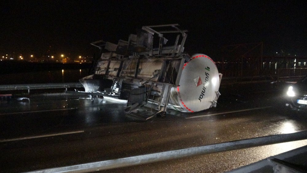 İzmir’de feci kaza! Mazot yüklü tanker karşı şeride geçti: Taksideki yolcu yaraladı