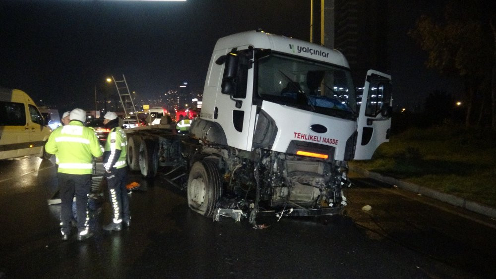İzmir’de feci kaza! Mazot yüklü tanker karşı şeride geçti: Taksideki yolcu yaraladı