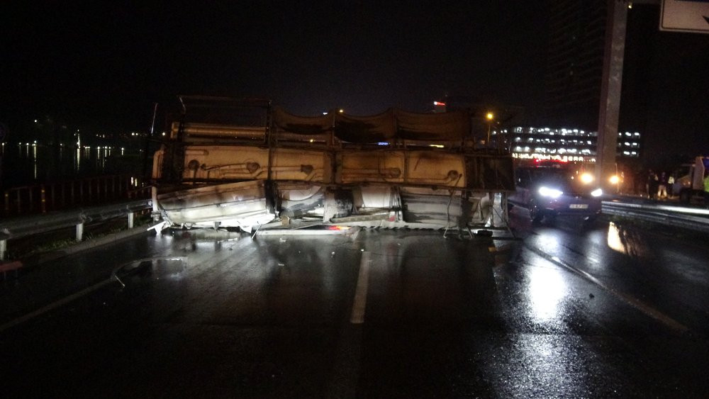 İzmir’de feci kaza! Mazot yüklü tanker karşı şeride geçti: Taksideki yolcu yaraladı