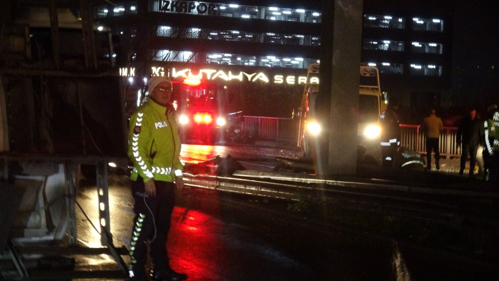 İzmir’de feci kaza! Mazot yüklü tanker karşı şeride geçti: Taksideki yolcu yaraladı