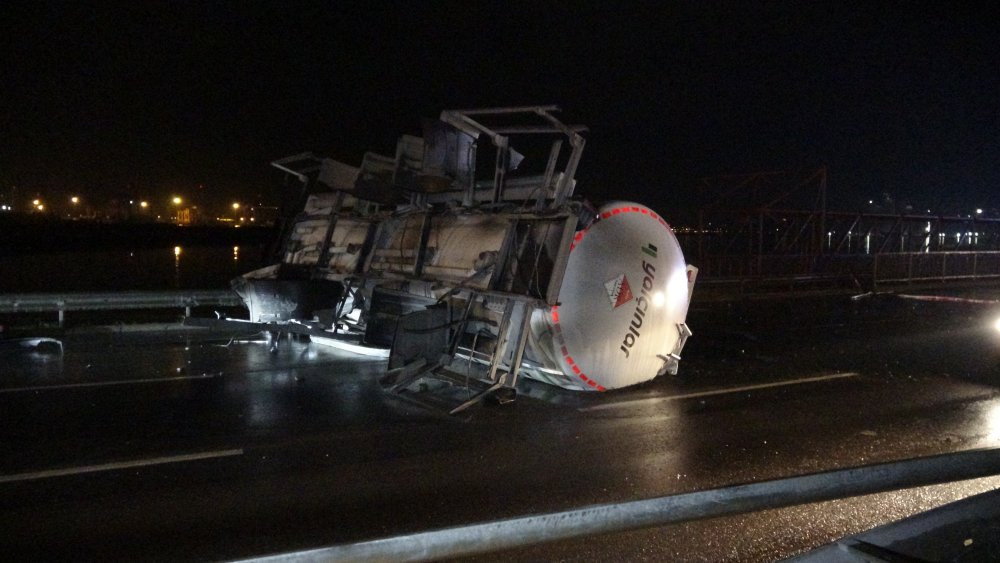 İzmir’de feci kaza! Mazot yüklü tanker karşı şeride geçti: Taksideki yolcu yaraladı