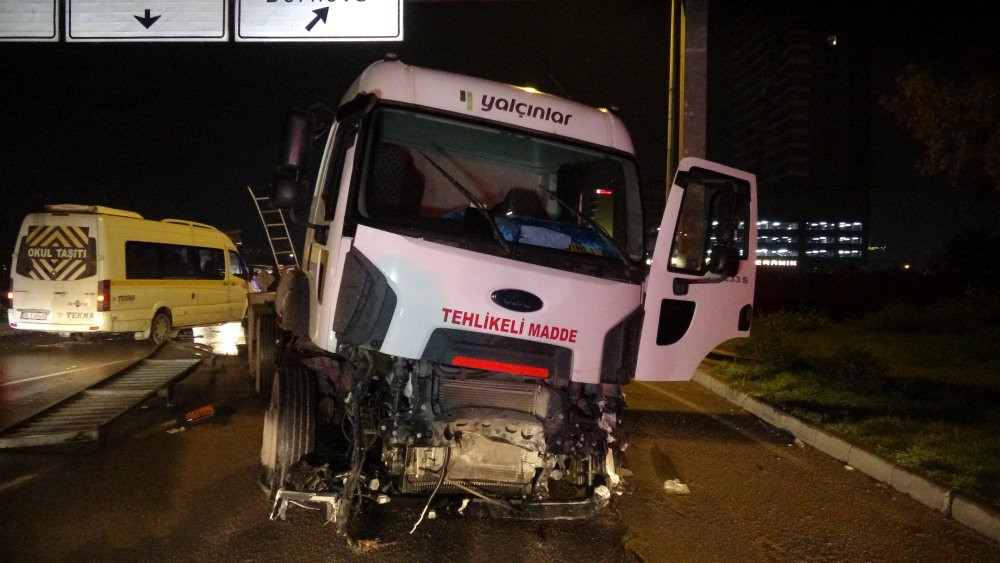 İzmir’de feci kaza! Mazot yüklü tanker karşı şeride geçti: Taksideki yolcu yaraladı