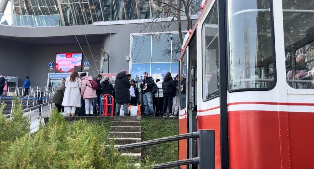 Teleferik arızalandı! Metrelerce kuyruk oluştu