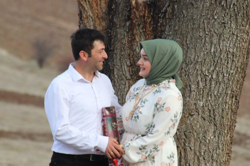 Çiftçinin evlenme teklifi böyle olur! Traktörüne bindi tarlasına yazdı