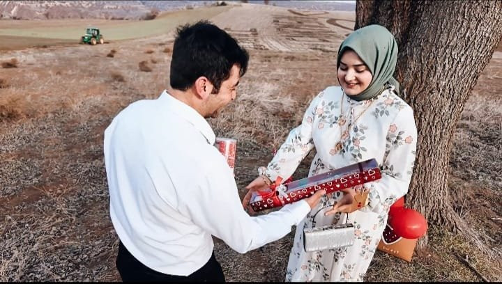 Çiftçinin evlenme teklifi böyle olur! Traktörüne bindi tarlasına yazdı