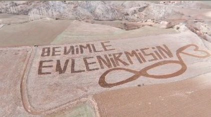 Çiftçinin evlenme teklifi böyle olur! Traktörüne bindi tarlasına yazdı